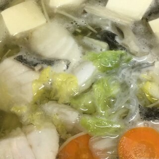 生鱈、白菜、舞茸、えのき、白滝、人参、豆腐の鍋